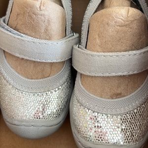 Super cute Silver Chooze shoes! Would be perfect for an outing or dinner